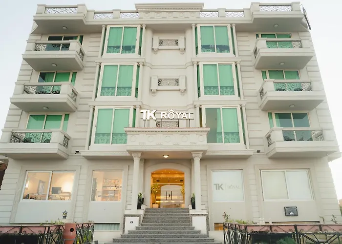 Motel Tk Royal & *